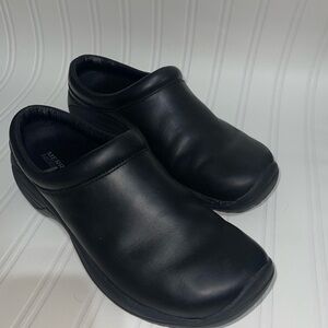 Merrill Men’s leather sz 8 black leather slip on excellent like new condition.
